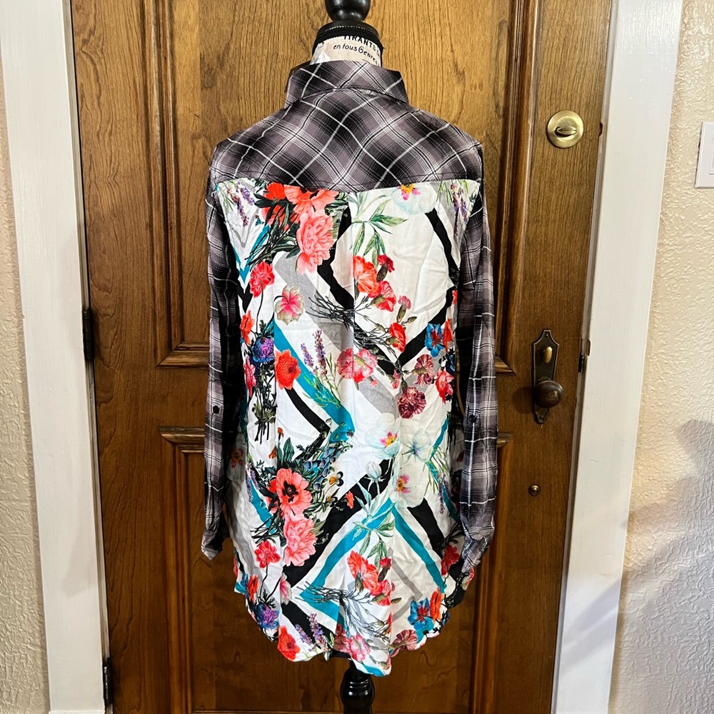 NWT Fun and Feminine Plaid and Floral button down. SIze S
